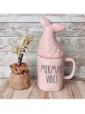NWT Adorable Rae Dunn "MERMAID VIBES” Pink Glossy Ceramic Mug & Mermaid Tail Lid